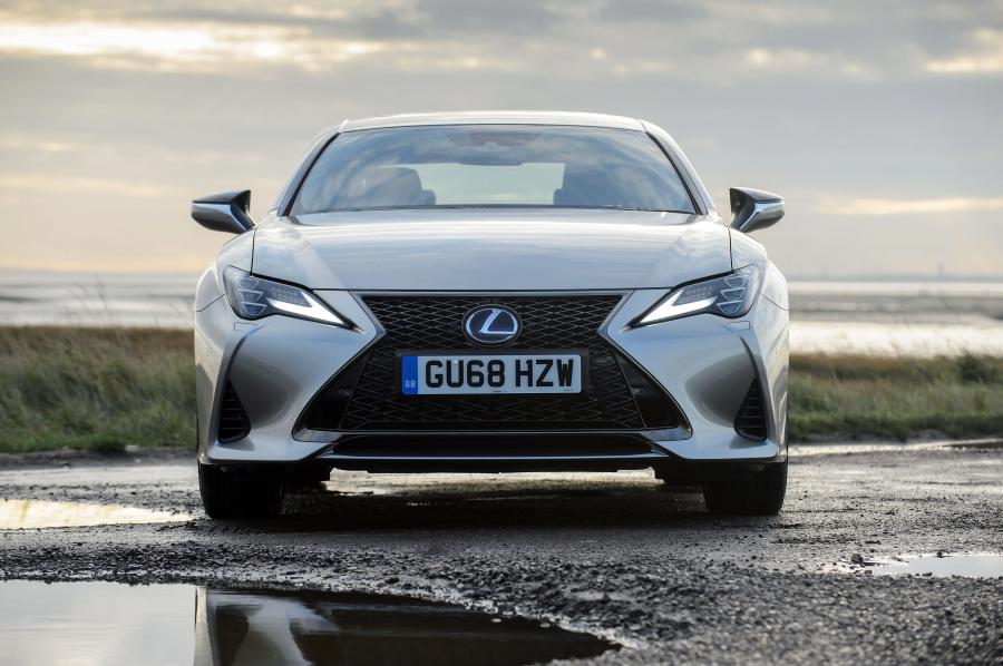 Lexus RC300h F-Sport 2019 года  (UK) (фото 12 из 40)